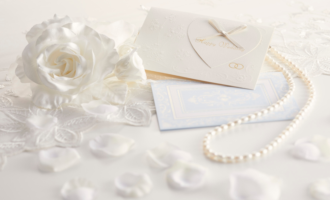 【失敗しない ドレスアップ】結婚式・パーティーで「ズレ落ち・ムレ」に悩まない！自信をくれるストラップレスブラの選び方