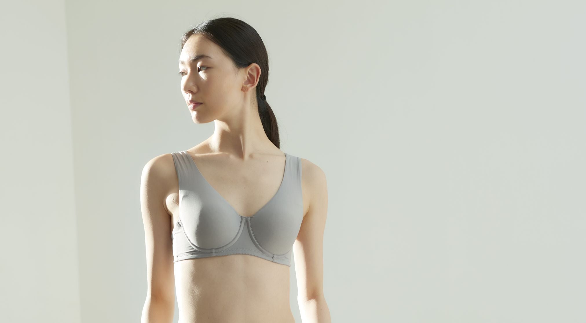 肩こり解消に悩む女性の救世主！Tシャツにひびかない「肩ふわブラシームレス」が登場